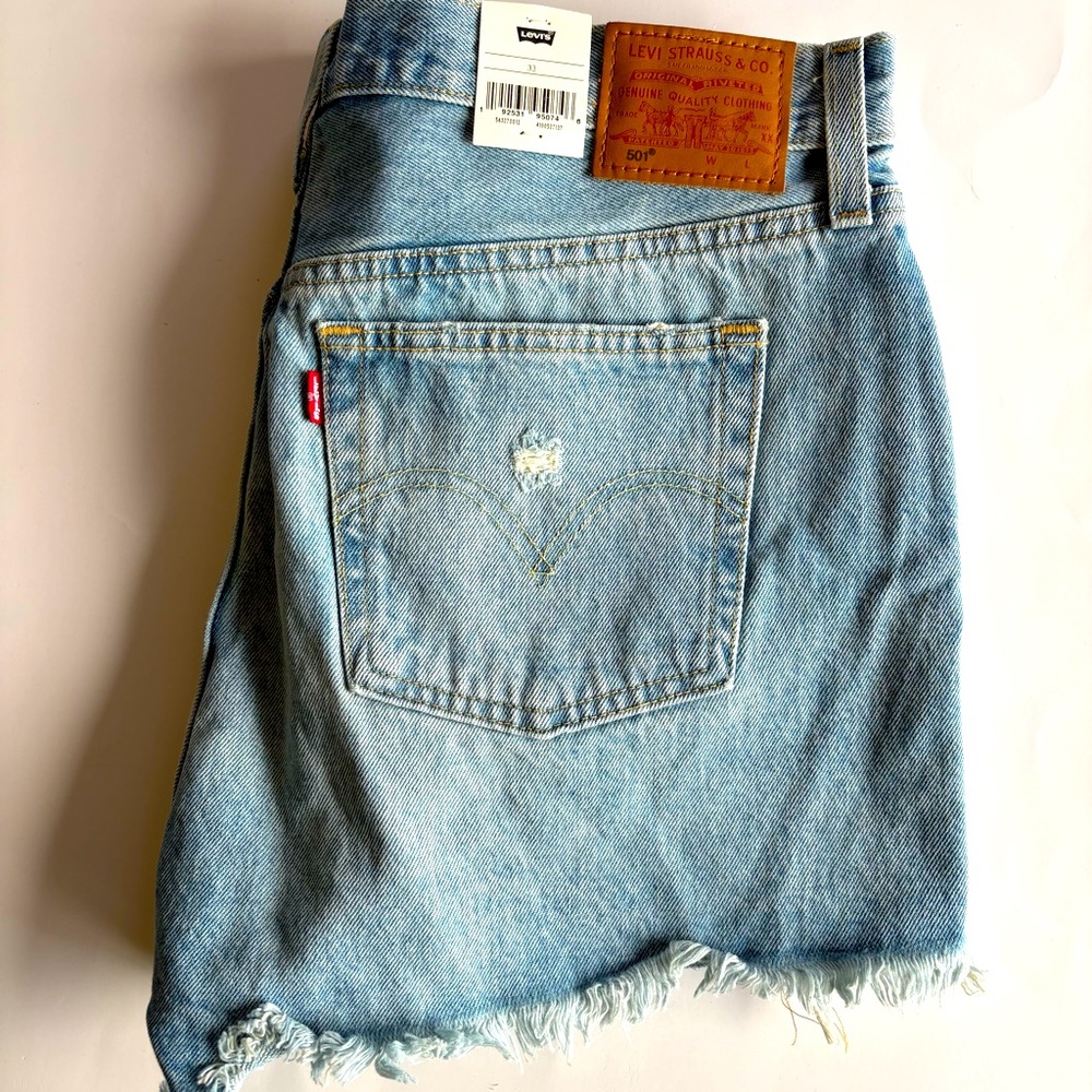 Levi's Women's 33 501 Original Fit High Rise Shorts Light Wash Distressed‎ 2.5"